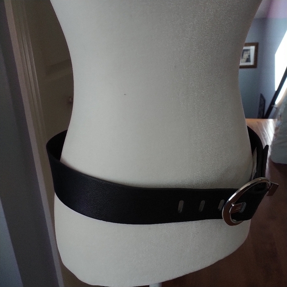 Kenneth Cole Reaction Black Belt w Silver tone Buckle M - Picture 2 of 7